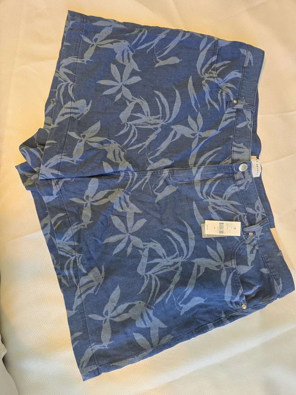NWT Lane Bryant Blue Floral Print Denim Shorts Sz 24 - Picture 2 of 5
